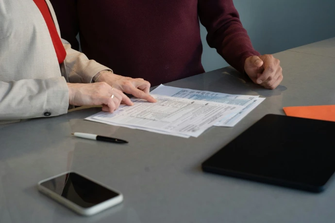 Asesora de seguros revisando pólizas actuales con un cliente